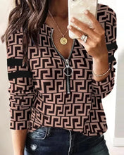 Cargar imagen en el visor de la galería, Chemise décontractée , style estival, coupe ample, manches longues et col à revers ; motif géométrique rétro, haut élégant