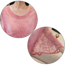 Charger l'image dans la galerie, Chemisier tendance – Nouveauté printemps : blouse en mousseline avec bordure en dentelle et motifs fleurs et papillons