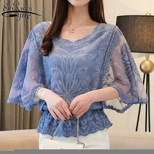 Charger l'image dans la galerie, Chemisier tendance – Nouveauté printemps : blouse en mousseline avec bordure en dentelle et motifs fleurs et papillons