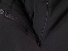 Load image into Gallery viewer, Short noir court pour femme – Collection Été 2026 – Style simple, décontracté et tendance – Polyvalent, idéal pour le quotidien ou le travail.
