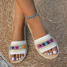 Charger l'image dans la galerie, Mules plates  – Style créateur, grandes tailles – Sandales bohèmes ethniques et mules de plage tendance à pompons 2026
