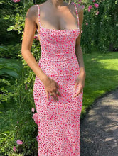 Charger l'image dans la galerie, Robe d'été longue et moulante à motif floral, bretelles fines et décolleté plongeant en V ; robe dos nu sexy, style streetwear.
