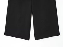 Load image into Gallery viewer, Short noir court pour femme – Collection Été 2026 – Style simple, décontracté et tendance – Polyvalent, idéal pour le quotidien ou le travail.
