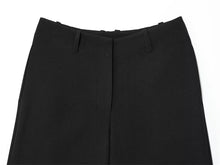 Load image into Gallery viewer, Short noir court pour femme – Collection Été 2026 – Style simple, décontracté et tendance – Polyvalent, idéal pour le quotidien ou le travail.
