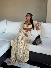 Charger l'image dans la galerie, Ensemble mode pour femme : jupe longue à pois et haut court en dentelle (encolure carrée, manches ballon) ; jupe trapèze taille haute. Tenue d'été 2026.
