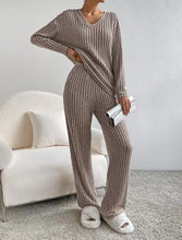 Charger l'image dans la galerie, Ensemble deux pièces en maille tendance – Style décontracté, col en V, pantalon long – Nouveauté automne-hiver – Coupe ample, style coréen, confortable – Polyester
