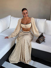 Charger l'image dans la galerie, Ensemble mode pour femme : jupe longue à pois et haut court en dentelle (encolure carrée, manches ballon) ; jupe trapèze taille haute. Tenue d'été 2026.

