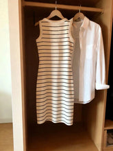 Charger l'image dans la galerie, Robe rayée sans manches pour femme, coupe ajustée et col rond, style élégant et décontracté (Printemps/Été)
