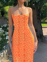Charger l'image dans la galerie, Robe d'été longue et moulante à motif floral, bretelles fines et décolleté plongeant en V ; robe dos nu sexy, style streetwear.

