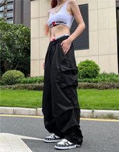Charger l'image dans la galerie, Pantalon parachute noir style Y2K pour femme – Cargo over size streetwear hippie, coupe large Harajuku et poches multiples
