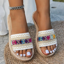 Charger l'image dans la galerie, Mules plates  – Style créateur, grandes tailles – Sandales bohèmes ethniques et mules de plage tendance à pompons 2026
