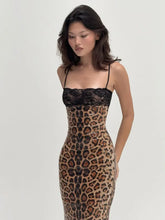 Charger l'image dans la galerie, Robe longue pour femme en patchwork de dentelle – Style sexy, sans manches, avec bretelles, encolure bateau et fente latérale.
