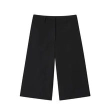 Load image into Gallery viewer, Short noir court pour femme – Collection Été 2026 – Style simple, décontracté et tendance – Polyvalent, idéal pour le quotidien ou le travail.
