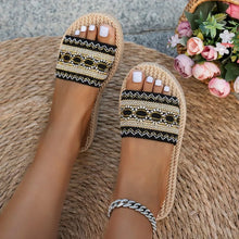 Charger l'image dans la galerie, Mules plates  – Style créateur, grandes tailles – Sandales bohèmes ethniques et mules de plage tendance à pompons 2026
