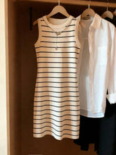 Charger l'image dans la galerie, Robe rayée sans manches pour femme, coupe ajustée et col rond, style élégant et décontracté (Printemps/Été)
