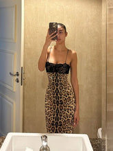 Charger l'image dans la galerie, Robe longue pour femme en patchwork de dentelle – Style sexy, sans manches, avec bretelles, encolure bateau et fente latérale.
