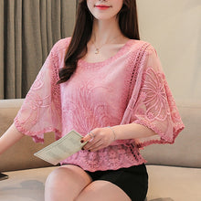 Charger l'image dans la galerie, Chemisier tendance – Nouveauté printemps : blouse en mousseline avec bordure en dentelle et motifs fleurs et papillons

