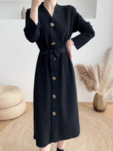 Charger l'image dans la galerie, Robe-pull QOERLIN en maille pour femme : manches longues, boutonnage simple, col en V et ceinture à nouer (coupe midi) – Nouveauté Automne-Hiver 2026
