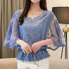 Charger l'image dans la galerie, Chemisier tendance – Nouveauté printemps : blouse en mousseline avec bordure en dentelle et motifs fleurs et papillons
