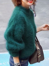 Charger l'image dans la galerie, Pull col roulé épais en mohair blanc – Style doux et tendance pour l'automne-hiver – Manches ballon, coupe décontractée et couleur unie.
