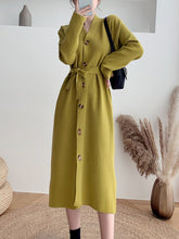 Charger l'image dans la galerie, Robe-pull QOERLIN en maille pour femme : manches longues, boutonnage simple, col en V et ceinture à nouer (coupe midi) – Nouveauté Automne-Hiver 2026
